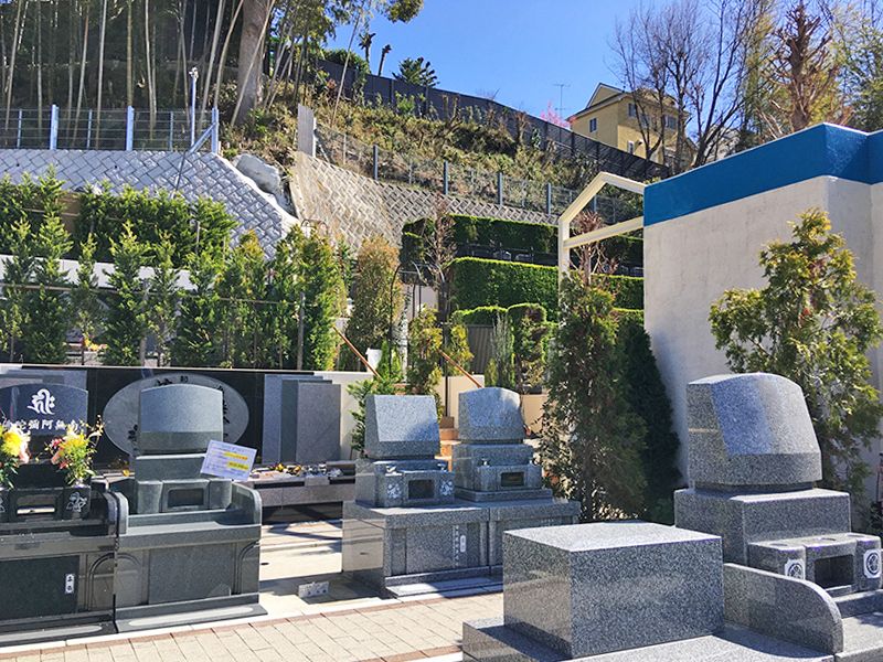 メモリアルガーデン藤沢　緑の生垣に囲まれた墓域