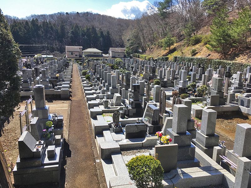城山湖霊園　きれいに区画された墓域