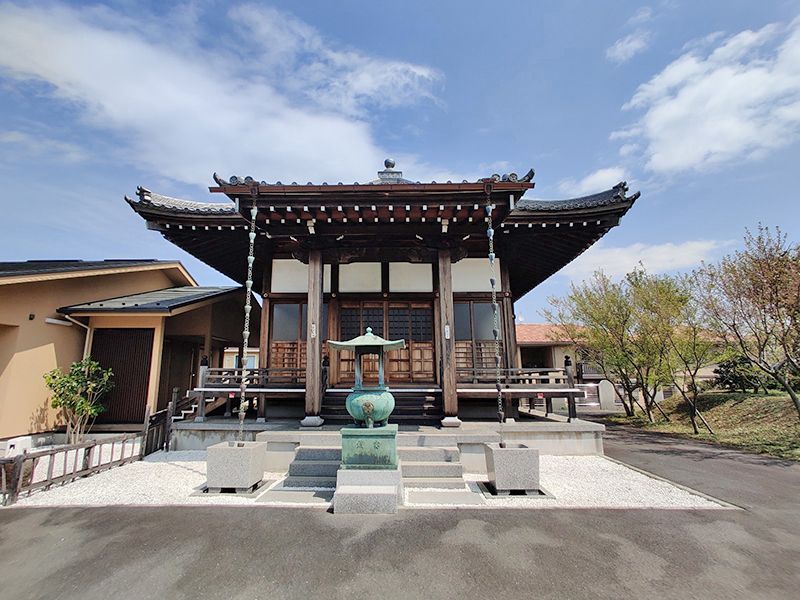 大林寺別院霊園　周りに大きな建物がなく日当たりの良い本堂
