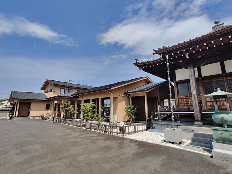 大林寺別院霊園　本堂の隣には綺麗な管理棟