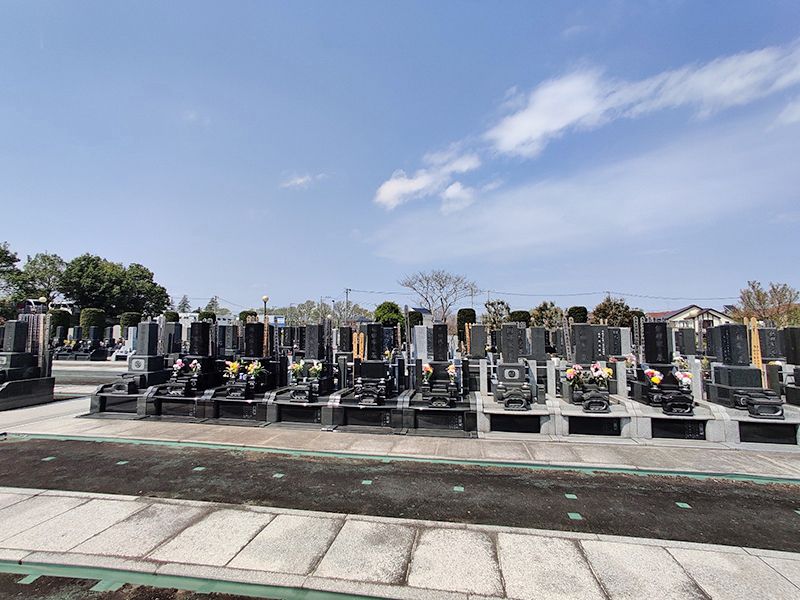 大林寺別院霊園　園内はバリアフリーでご高齢、車いすの方の参拝も可能