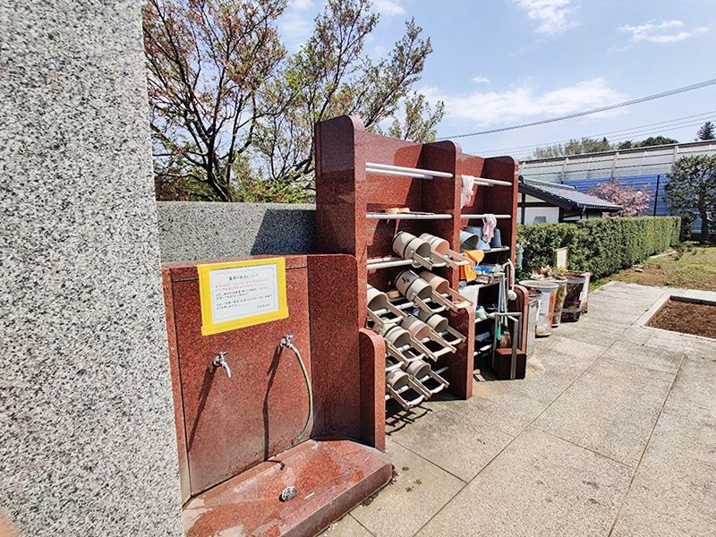 大林寺別院霊園　日当たりの良い敷地内の水汲み場