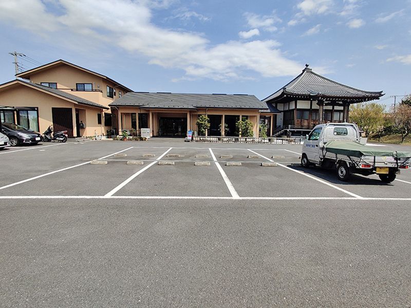 大林寺別院霊園　専用駐車場の目の前には管理棟