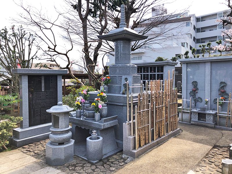 戸塚花観音墓苑　綺麗に磨き上げられた墓石の様子