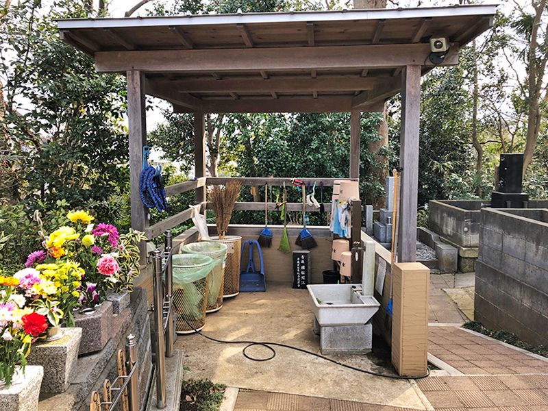 戸塚花観音墓苑　屋根付きの水汲み場