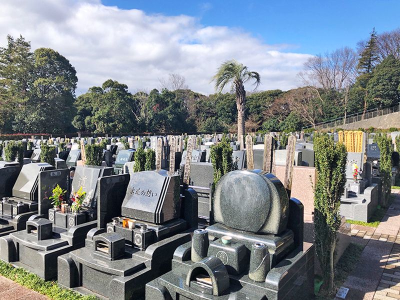 横浜二俣川霊園　様々な墓石が並ぶ墓域