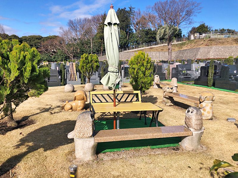 横浜二俣川霊園　日当たりのよい休憩場