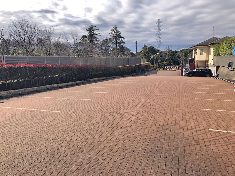 横浜二俣川霊園　煉瓦敷きの駐車場