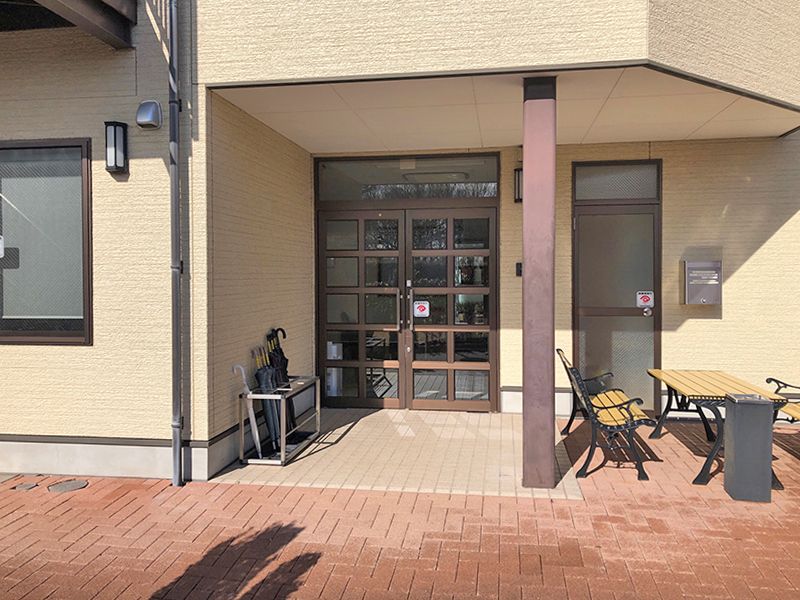 横浜二俣川霊園　管理棟の入り口