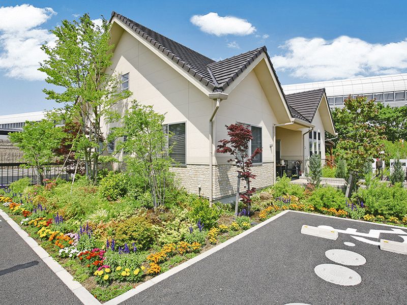 三郷中央聖地の管理棟外観