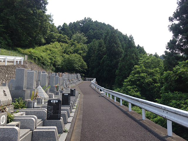 城山霊園　都会の喧騒から離れた静かな霊園風景②