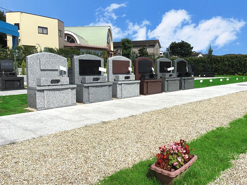 サンク川口霊園　参道に添えられた花