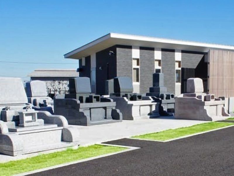 印旛十三仏霊園　様々なデザインの墓石