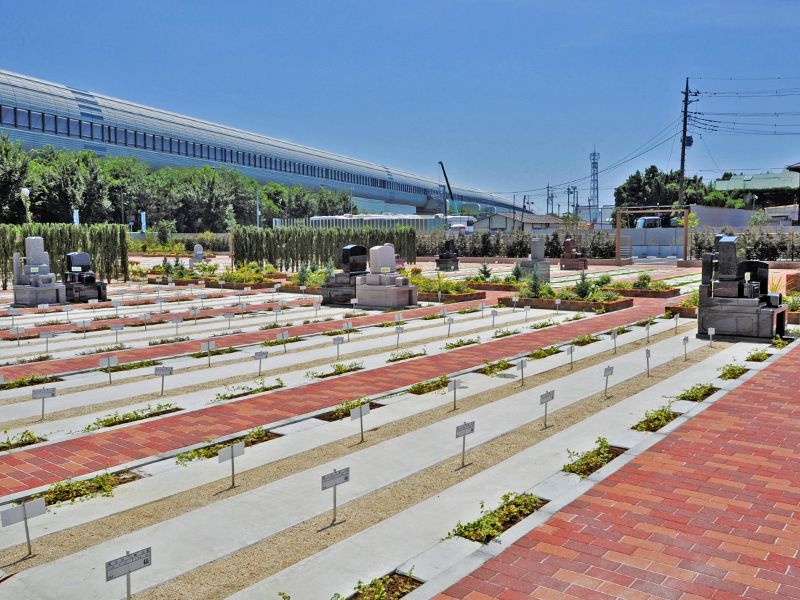 三郷中央聖地　バリアフリーの参道で車いすの方も安心