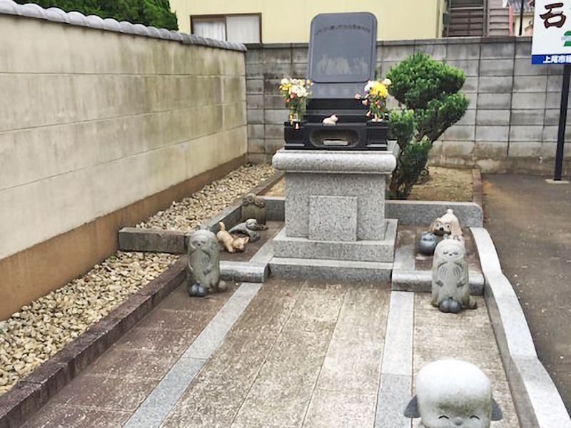 吉祥院 のうこつぼ　墓石に寄り添う動物の石像