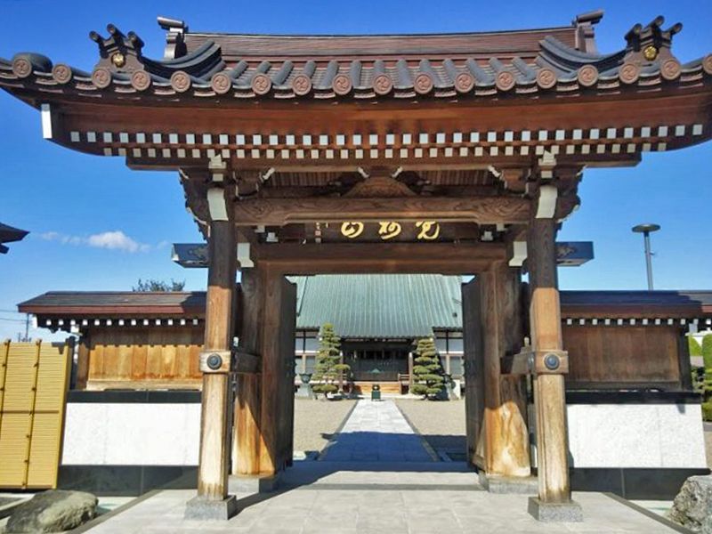 慶福寺 のうこつぼ　明るい雰囲気の山門