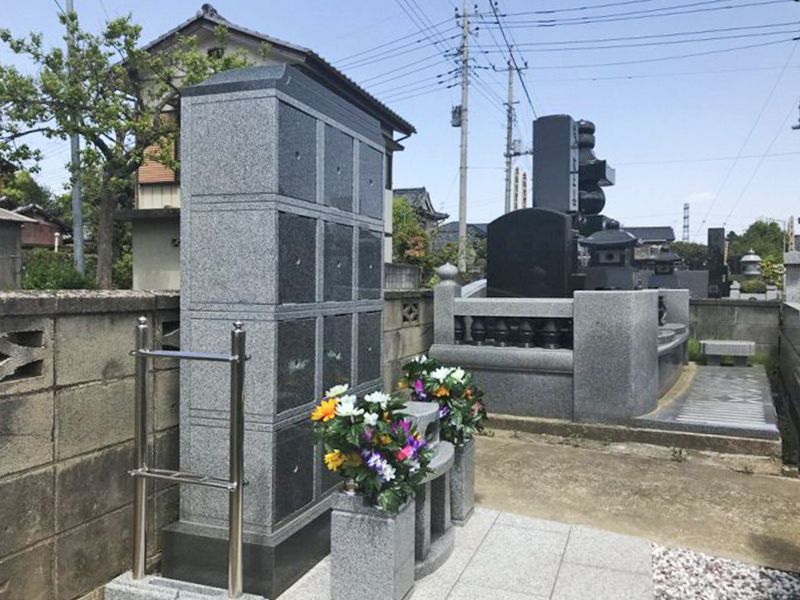 慶福寺 のうこつぼ　花が添えられた献花台
