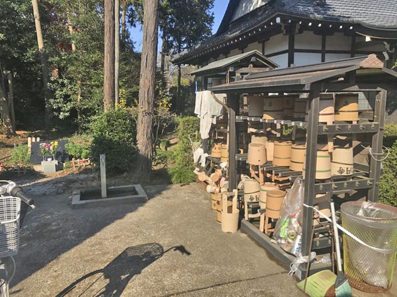 常円寺 のうこつぼ　道具置き場と水場