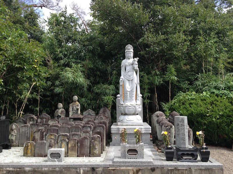 法蔵寺 のうこつぼ　自然に囲まれた供養碑