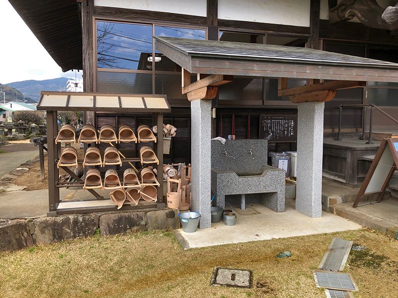 大久寺　水汲み場と参拝道具