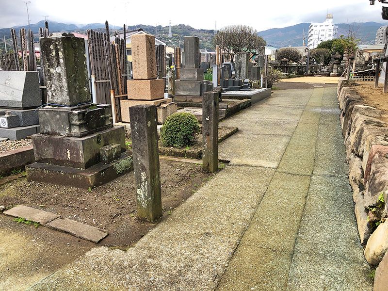 大久寺　舗装された参道