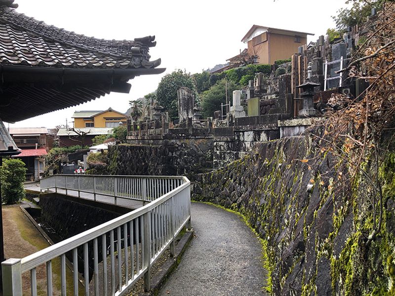 寳泉寺　高台の墓域