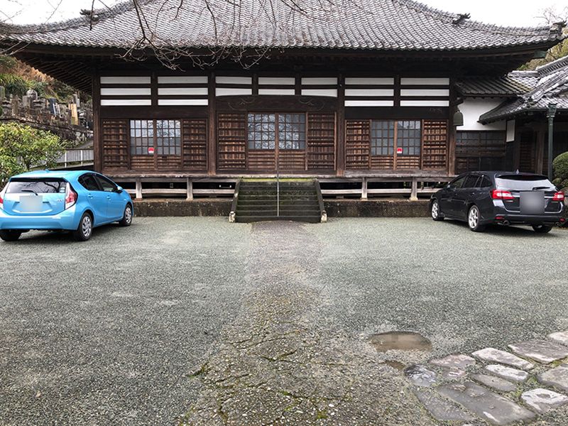 寳泉寺　本堂前の駐車スペース