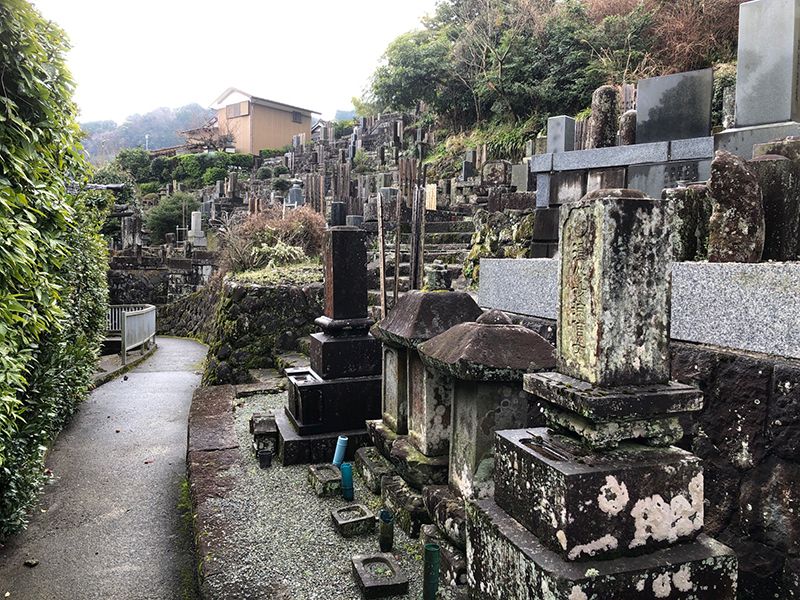 寳泉寺　様々なデザインの和型墓石