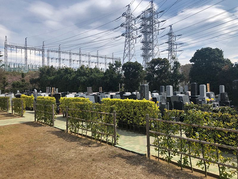 四季の杜 花見川霊苑　植栽と木々に囲まれた苑内