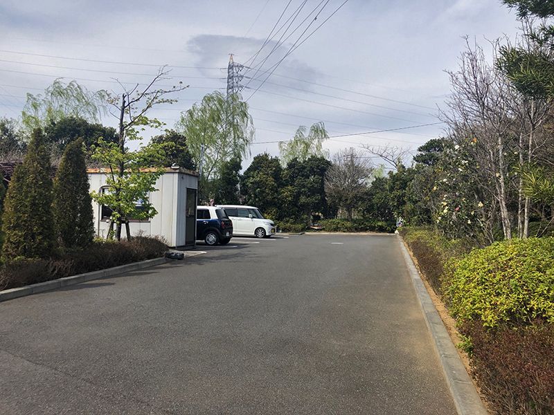 四季の杜 花見川霊苑　植栽に囲まれた駐車スペース