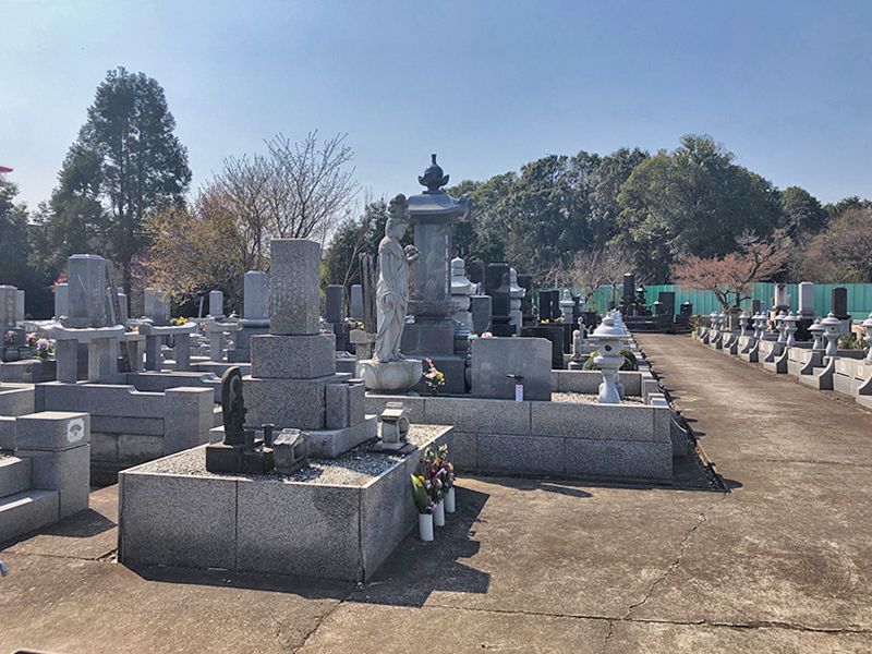 米本聖地霊園　日の当たる園内