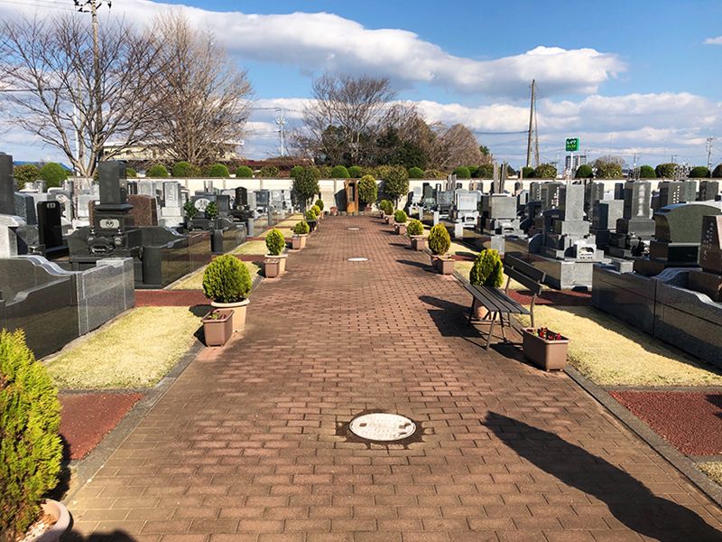 野田メモリアルパーク　参道に添えられたフラワーポット