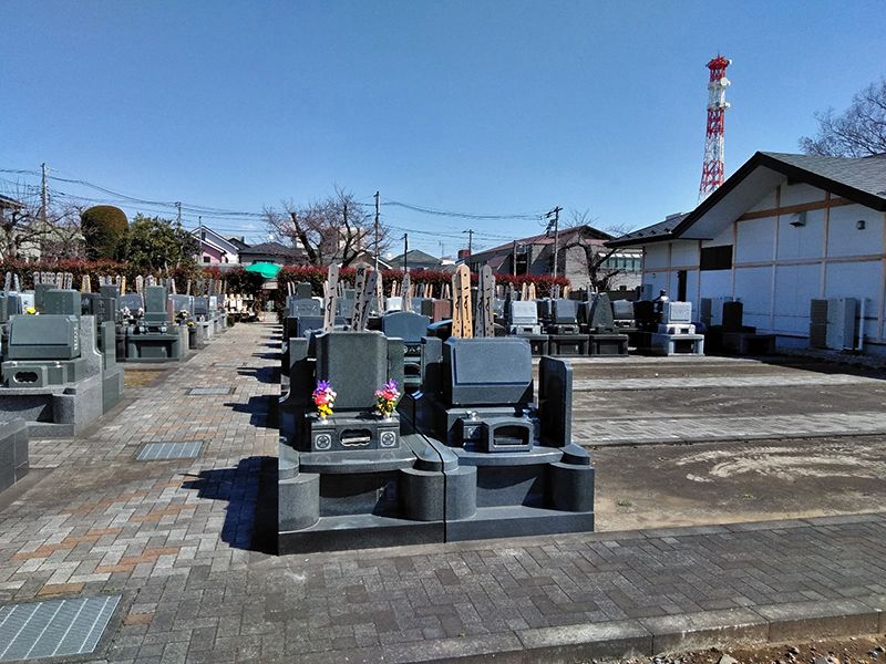 二度栗山墓苑　様々な墓石が混在