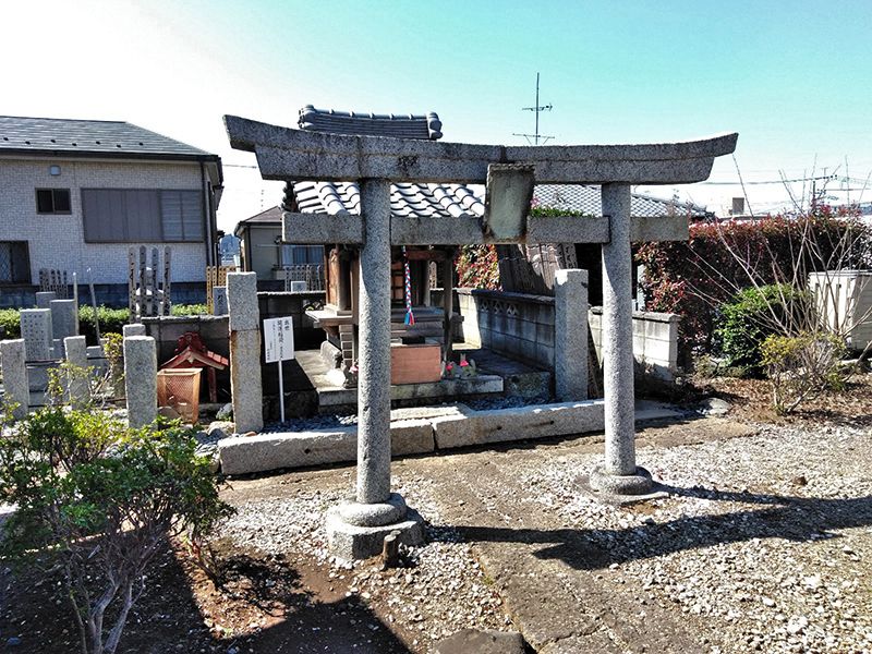 二度栗山墓苑　苑内に配置された稲荷社