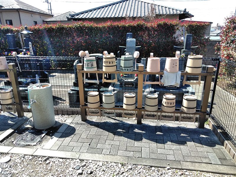 二度栗山墓苑　道具置き場と水場