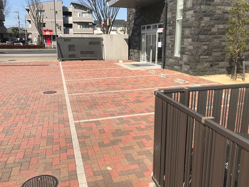 公園墓地 調布霊園 ついのしるべ　公道からすぐの駐車スペース