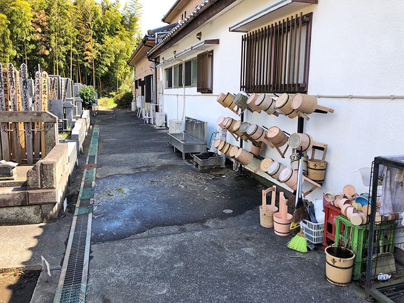 蓮生寺　水場は墓地に隣接