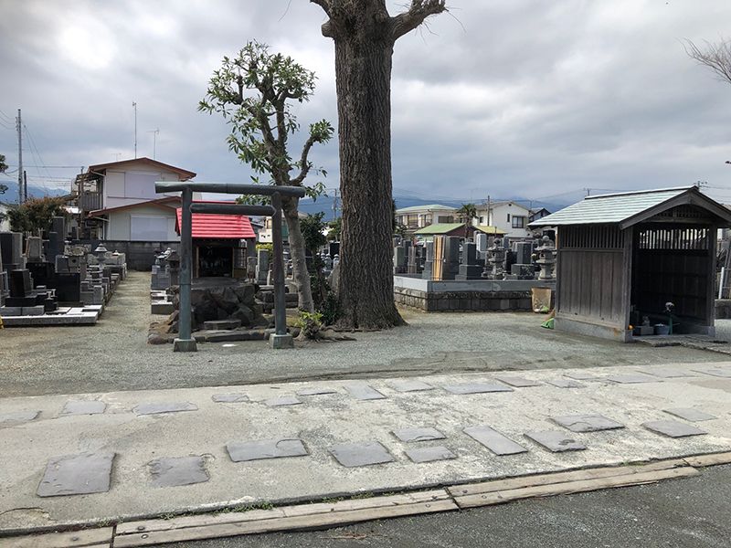 弘経寺　水はけがよい参道