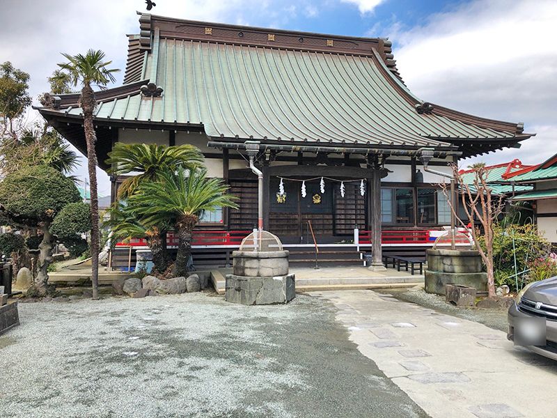 弘経寺　植栽が美しい本堂