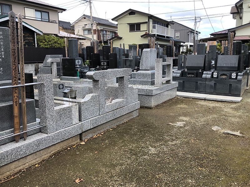 弘経寺　和型・洋型の墓石が混在する墓地