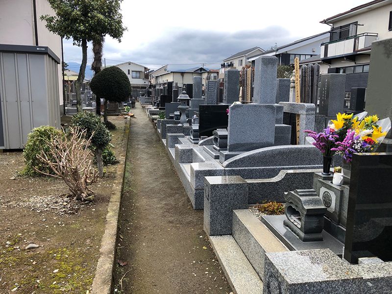 弘経寺　広々とした墓域