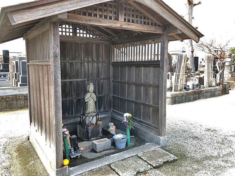 弘経寺　苑内にある仏像