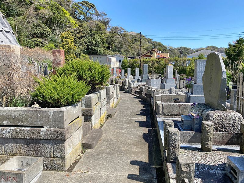 安養院　フラットな参道