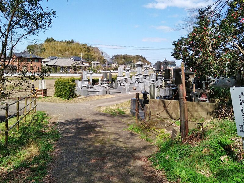 神崎共同墓地　明るい雰囲気の墓域