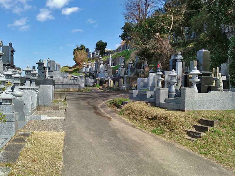 神崎共同墓地　広い参道