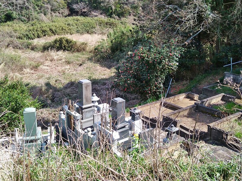 神崎共同墓地　自然に囲まれた墓苑