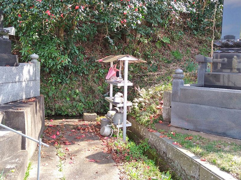 神崎共同墓地　墓域と隣接する掃除道具置き場