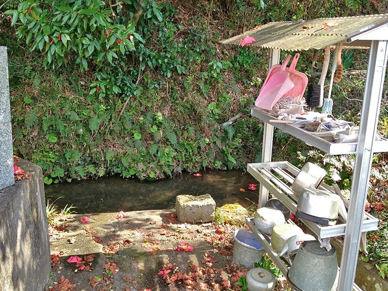 神崎共同墓地　掃除道具置き場