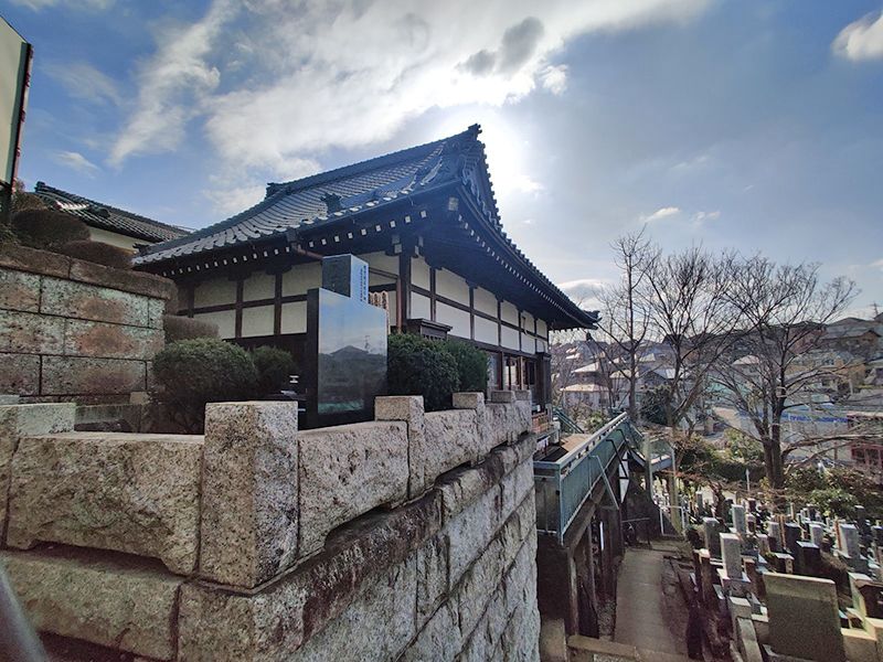 鶴見霊園　高台にある本堂