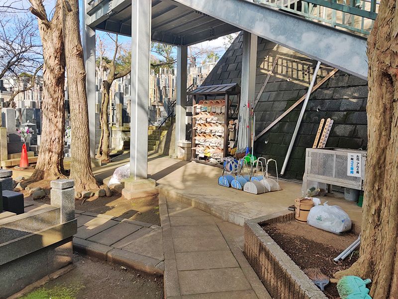 鶴見霊園　道具置き場